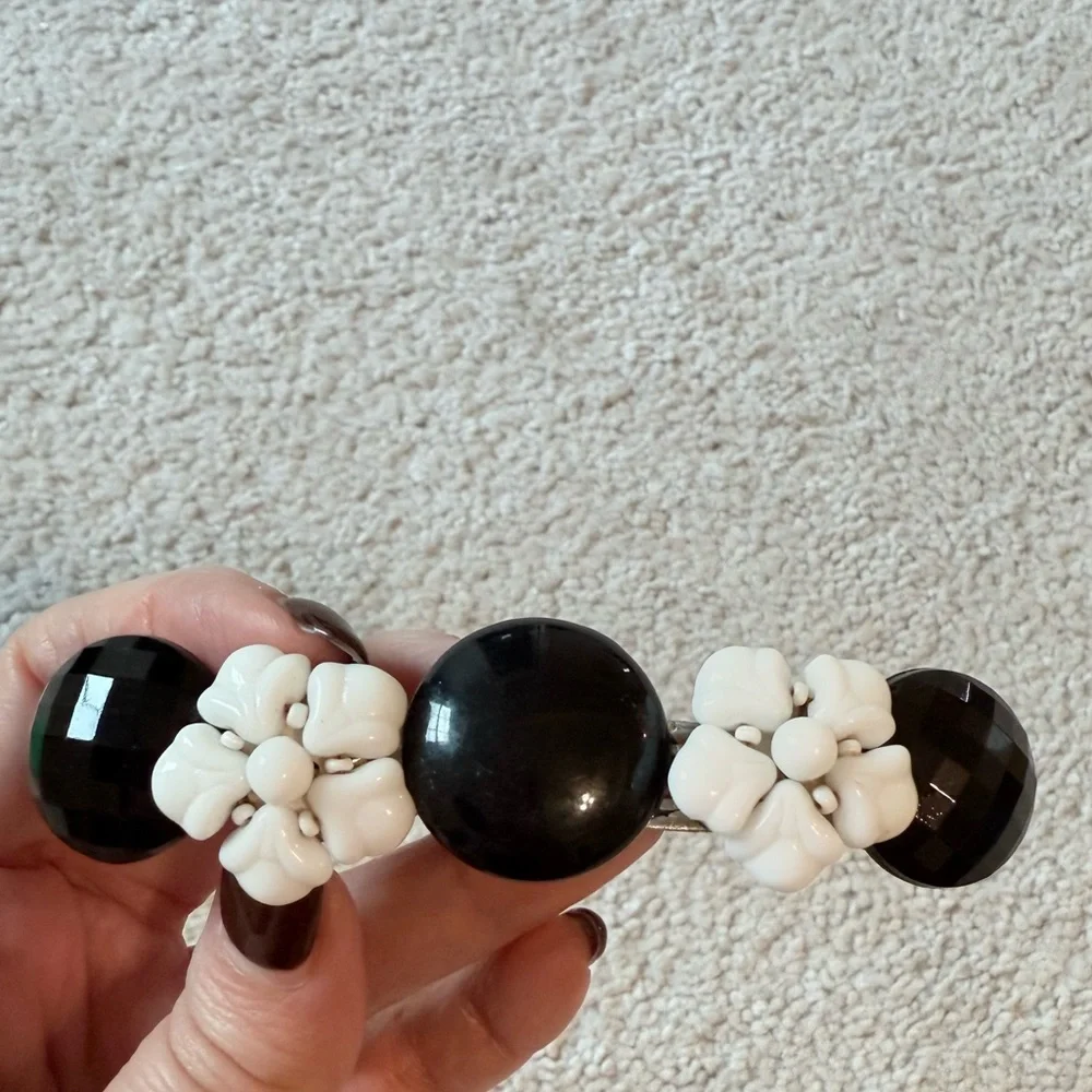 NWT hair barrette